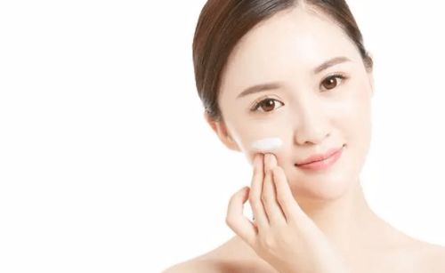 潔面后皮膚白皙，涂抹護(hù)膚品后卻變黃？解析護(hù)膚中的常見(jiàn)誤區(qū)與解決之道